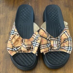 Rouge Helium Checkered Bow Slides